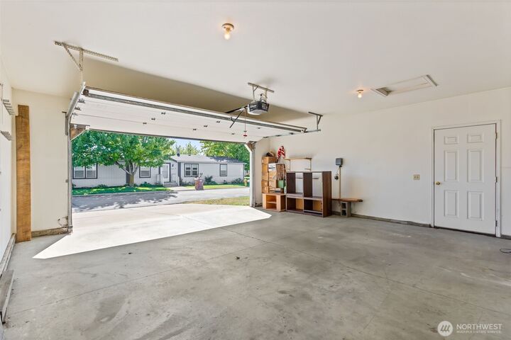 Property Photo:  1100 S Rosewood Drive 106  WA 98926 