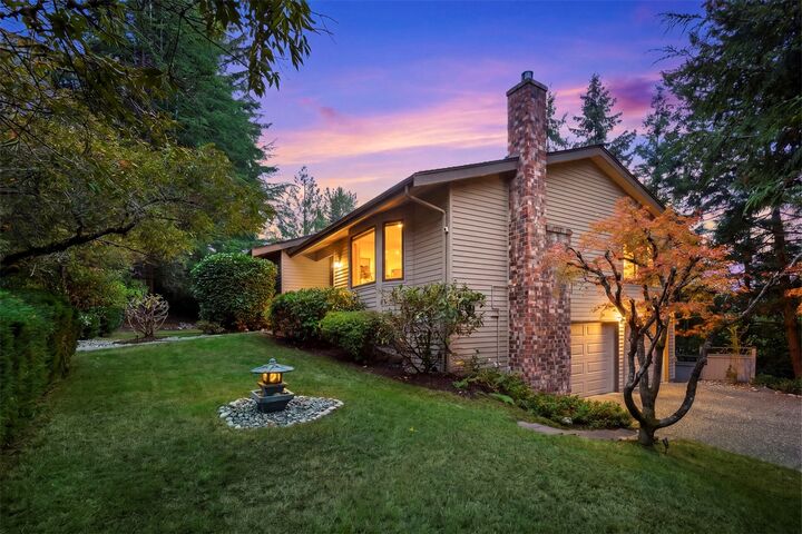 Property Photo:  13233 SE 51st Place  WA 98006 