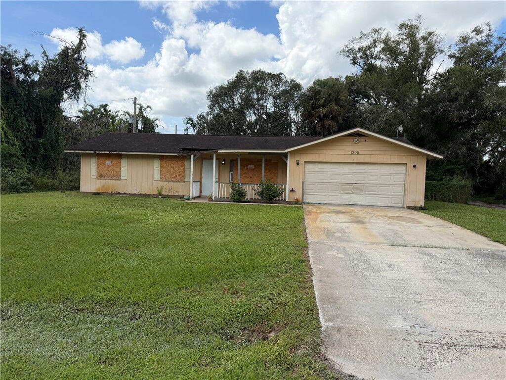 Property Photo: 1305 26th Avenue SW FL 32962