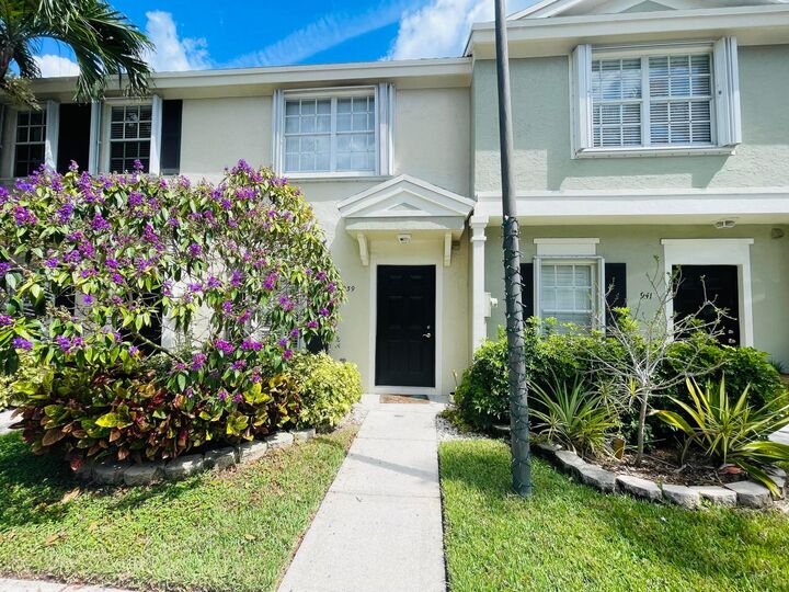 Property Photo: 939 Kokomo Key Lane FL 33483