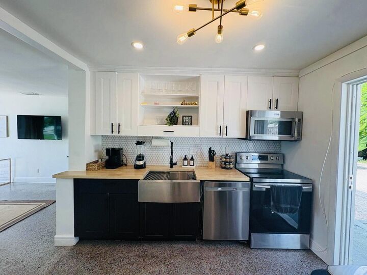 Property Photo:  2711 NE 11th Terrace  FL 33064 