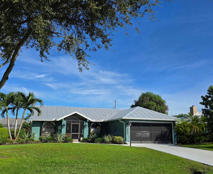 Property Photo: 609 SE Barr Street FL 34984