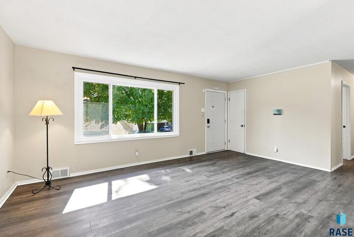 Property Photo:  817 S Foster Ave  SD 57103 