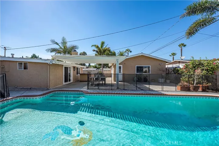 Property Photo:  610 W Bay Street  CA 92627 