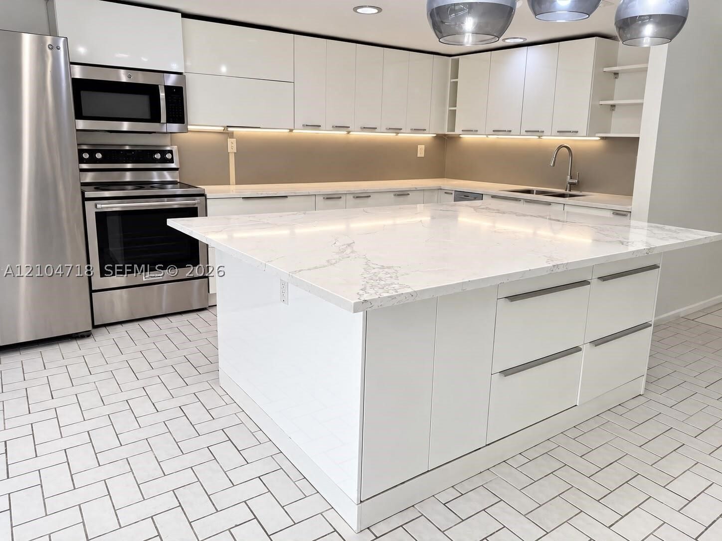 Property Photo:  712 NE 26th Ave 712  FL 33009 