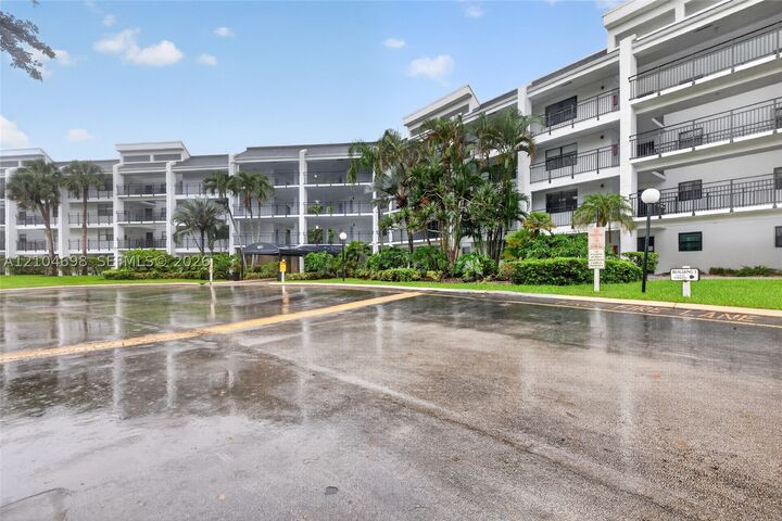 Property Photo: 16051 Blatt Blvd 106 FL 33326