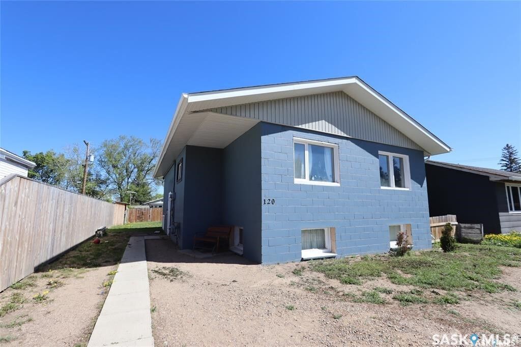 Property Photo:  120 26th Street W  SK S6V 4P9 