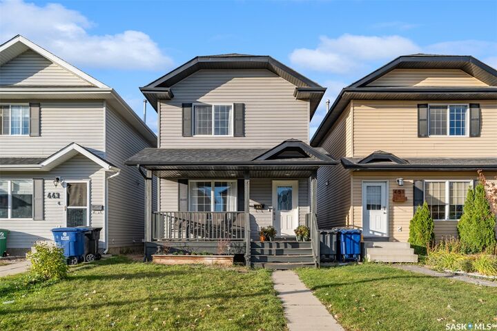 Property Photo:  447 Blakeney Crescent  SK S7L 7N5 