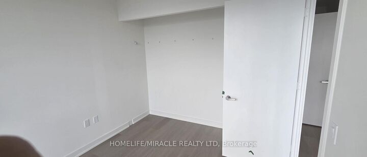Property Photo: 448 Burnhamthorpe Road W 7509 ON L5B 0R4
