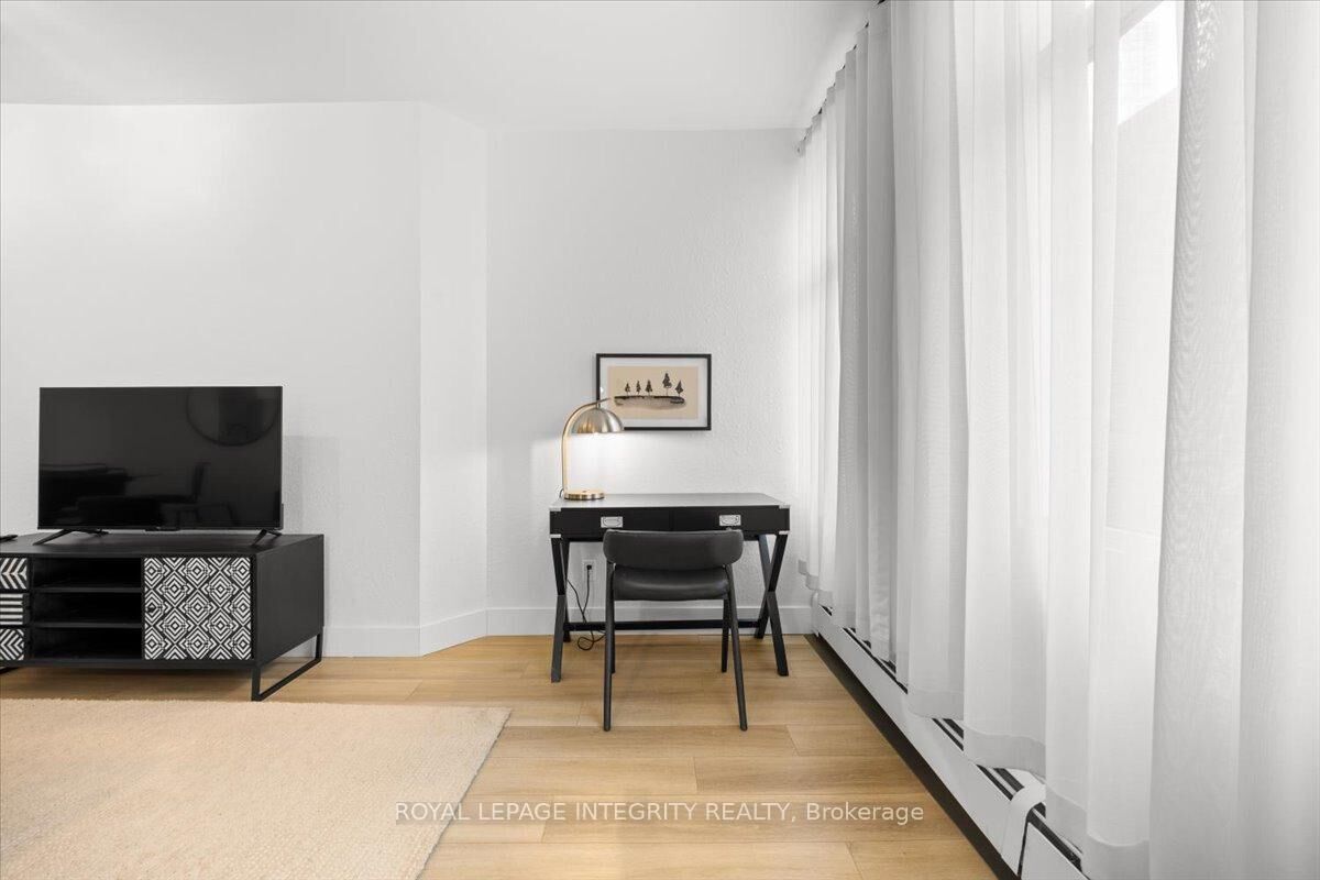 Property Photo:  161 Laurier Avenue W 808  ON K1P 5J2 