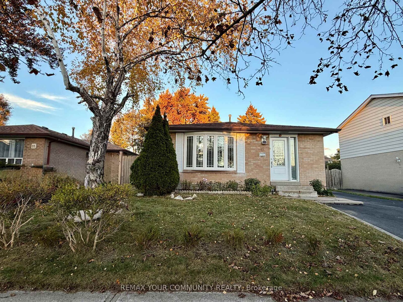 Property Photo: 15 Hutcherson Square ON M1B 1C5