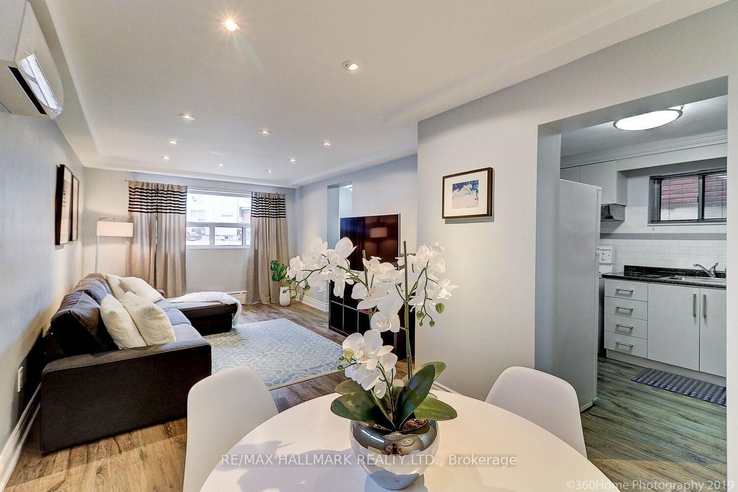 Property Photo:  3 Cosburn Avenue  ON M4K 2E6 