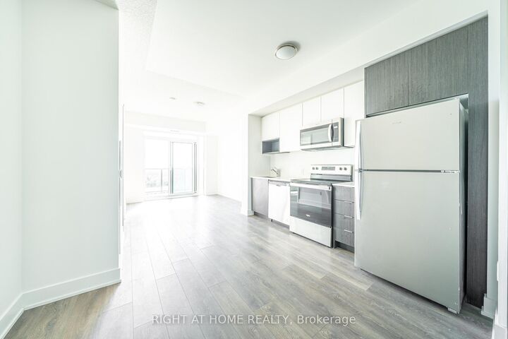 Property Photo: 204 Burnhamthorpe Road E 1310 ON L5A 0B3