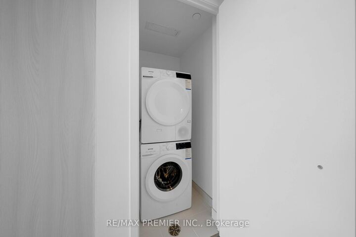 Property Photo: 195 Commerce Street 3712 ON L4K 0P9
