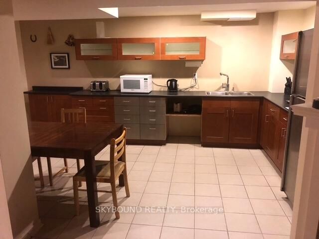 Property Photo: 4833 Wild Rose Street Basement Apartment ON L5M 5M8