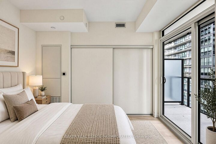 Property Photo:  117 Broadway Avenue 2303  ON M4P 1V3 