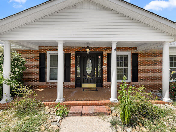 Property Photo: 301 Woodlake Road SC 29621