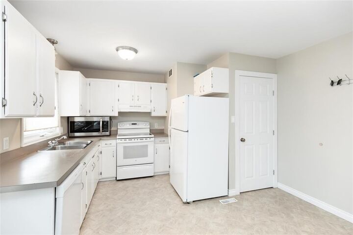 Property Photo: 478 Rosewood Drive MB R5G 0H4
