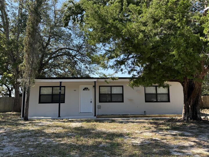 Property Photo: 401 Shrewsbury Road FL 32569
