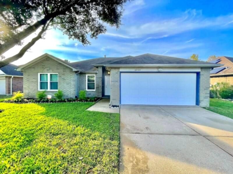 Property Photo:  6935 Creek Village Drive  TX 77449 