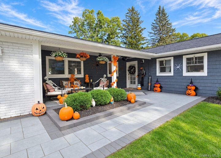 Property Photo:  25 Stratton Lane  NY 11790 