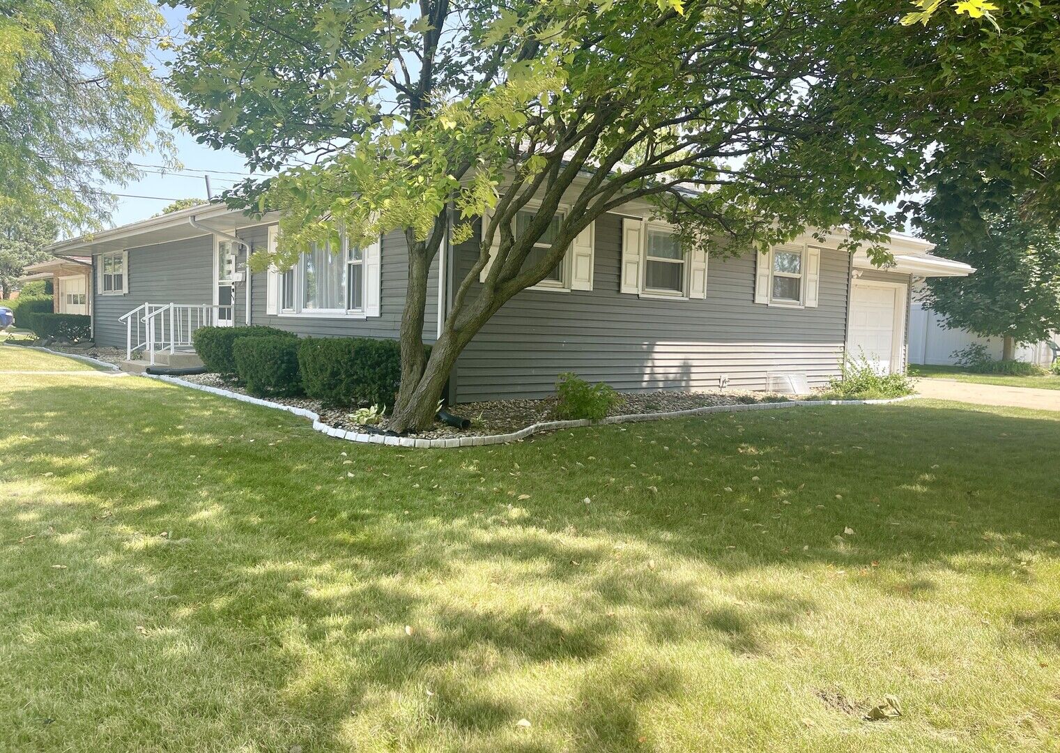 Property Photo:  2405 Plum Street  IL 61354 