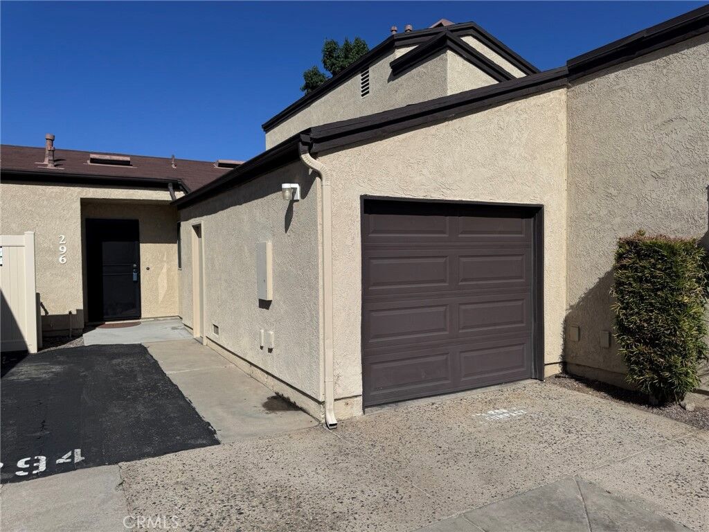 Property Photo:  296 Parkview Place  CA 92530 