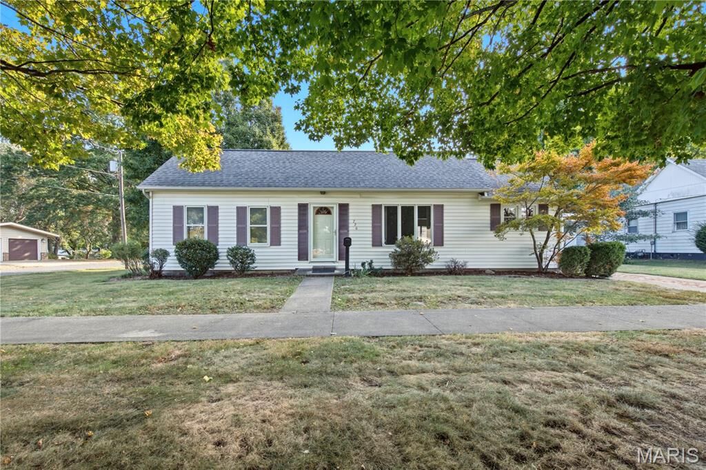 Property Photo:  726 N Illinois Avenue  IL 62056 