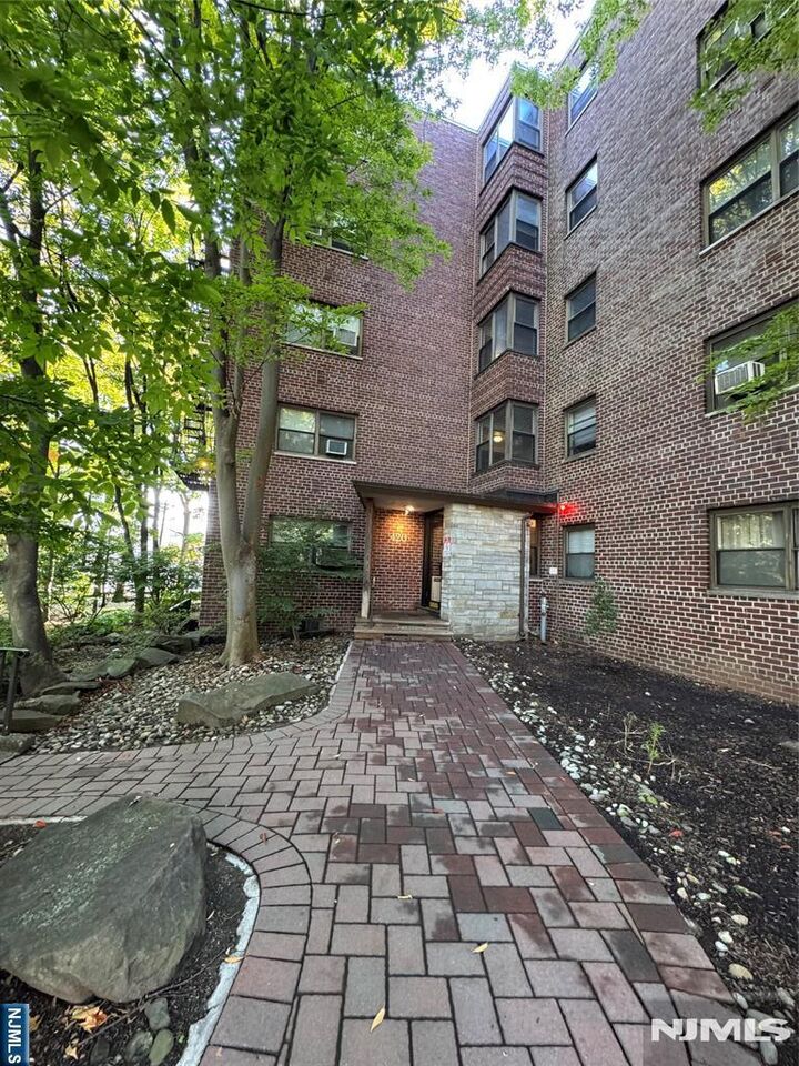 Property Photo: 420 Park Place 5C NJ 07024