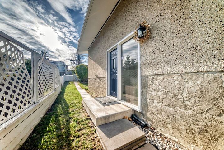 Property Photo:  1005 Hunterhaven Road NW  AB T2K 4K4 