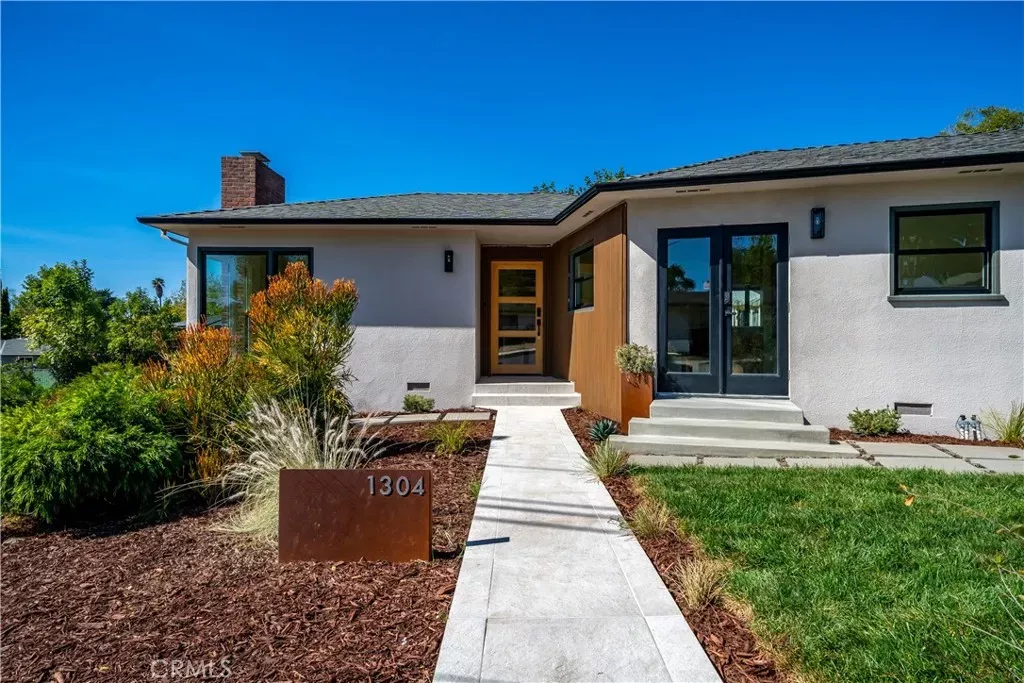 Property Photo:  1304 Sydney  CA 93401 