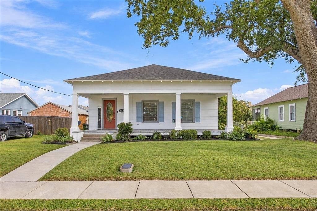 Property Photo:  607 Iris Street  LA 70601 