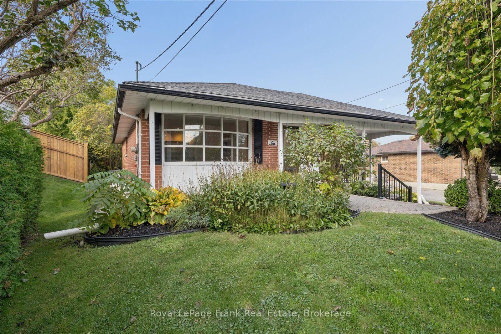 Property Photo:  10 Sunicrest Boulevard  ON L1C 2G7 