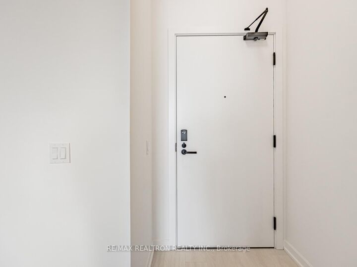 Property Photo: 1285 Dupont Avenue 902B ON M6H 0E3