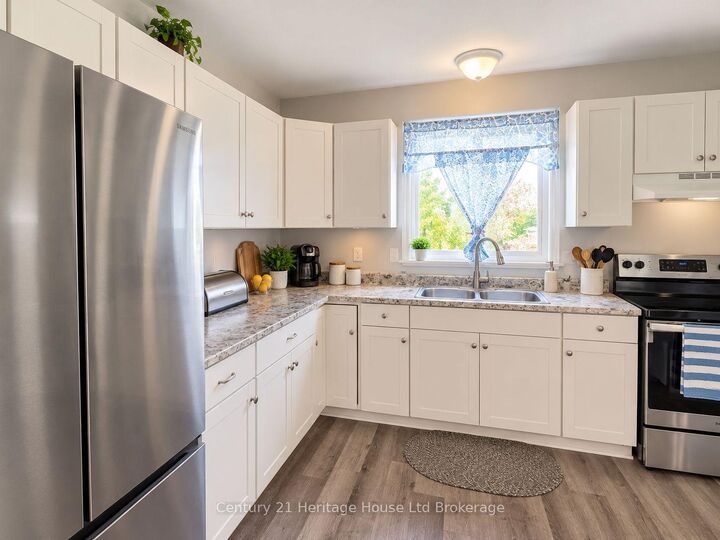 Property Photo: 133 Bay Street 17 ON N4S 8H7