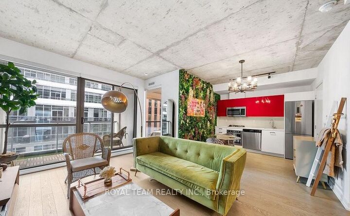 Property Photo:  39 Brant Street 815  ON M5V 0M8 