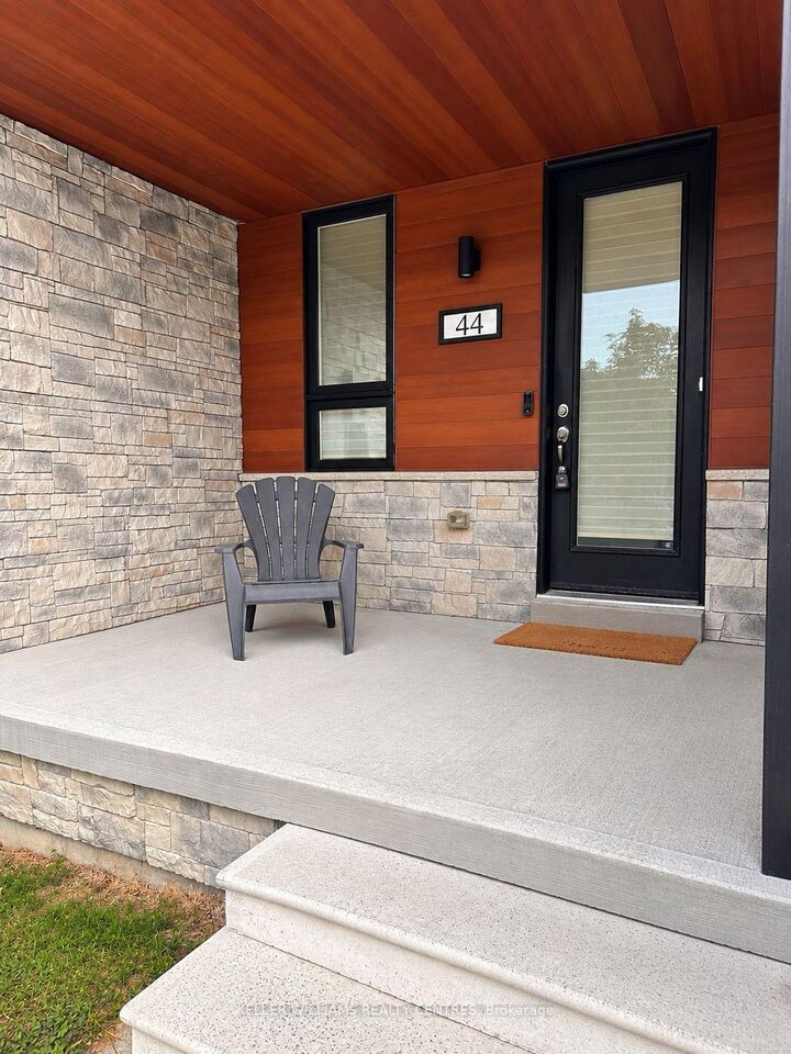 Property Photo:  44 Eberhardt Drive  ON L9Z 0K5 