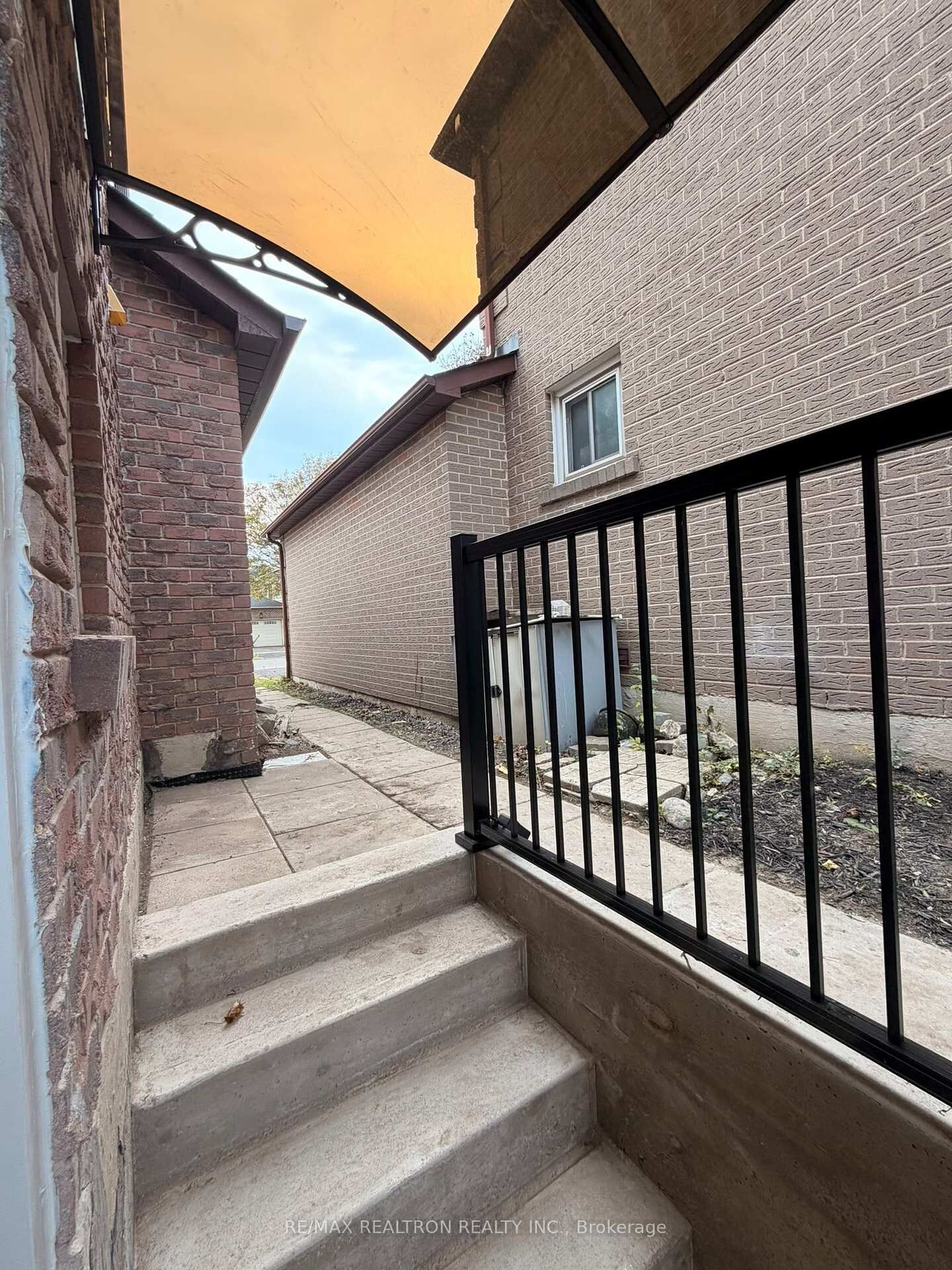 Property Photo:  105 Chatfield Drive  ON L1T 2J2 