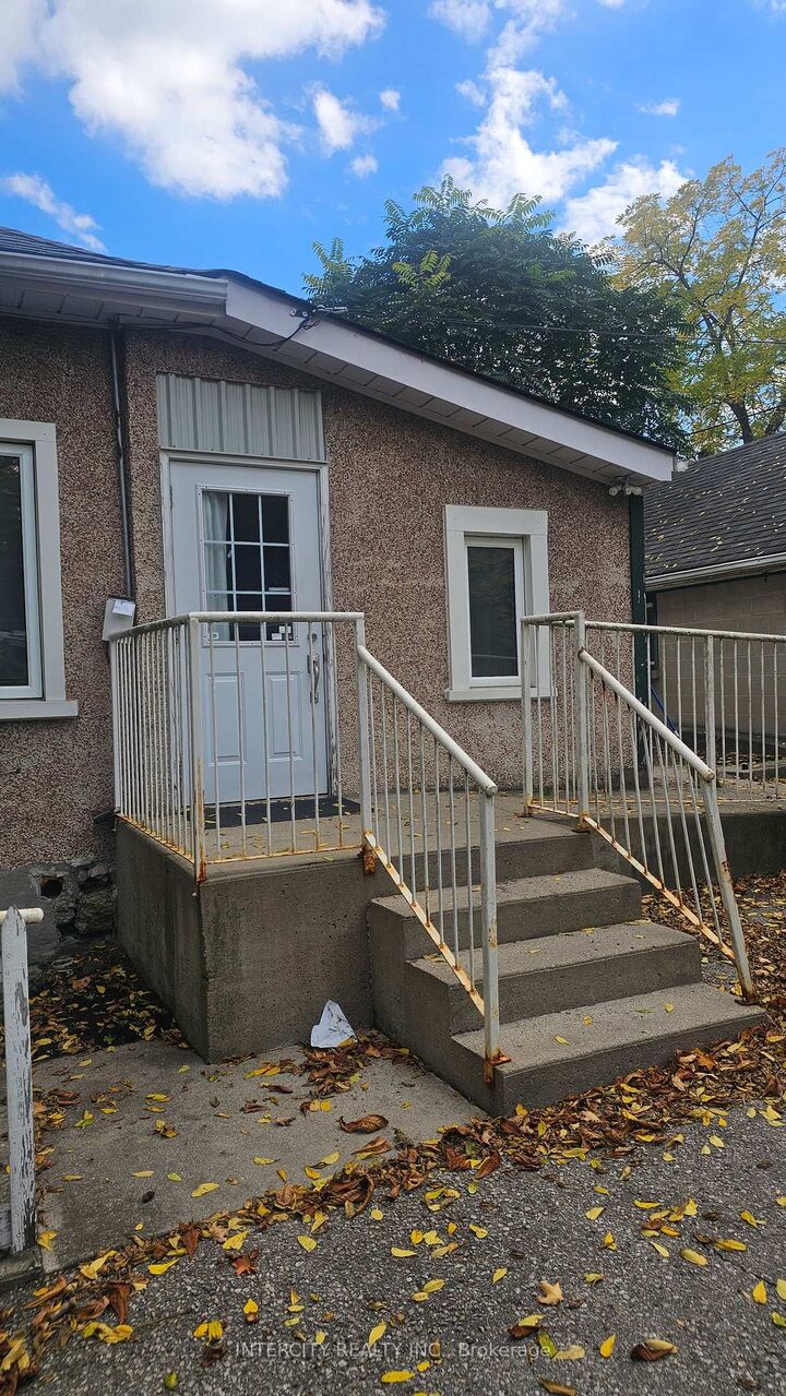 Property Photo:  44 Cardigan Street Room 3  ON N1H 3Z4 