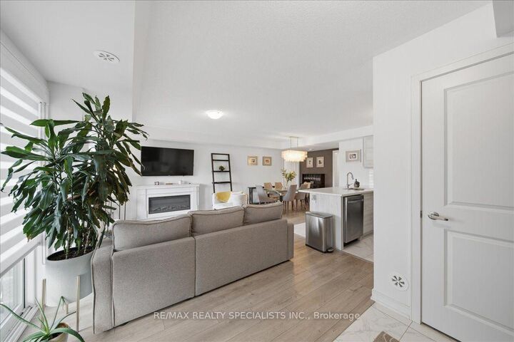 Property Photo:  32 Magnolia Lane  ON L9J 0N9 