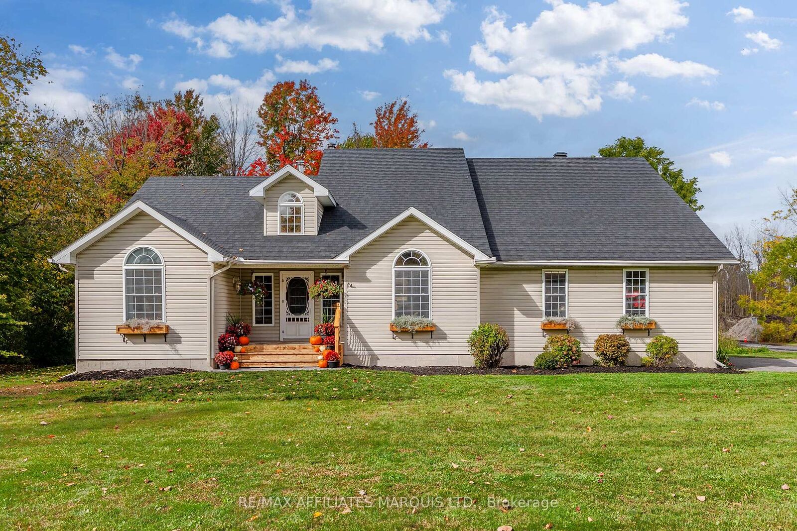 Property Photo: 11 Grant Avenue ON K0C 1T0