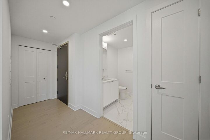 Property Photo:  180 George Street 1805  ON K1N 0G8 