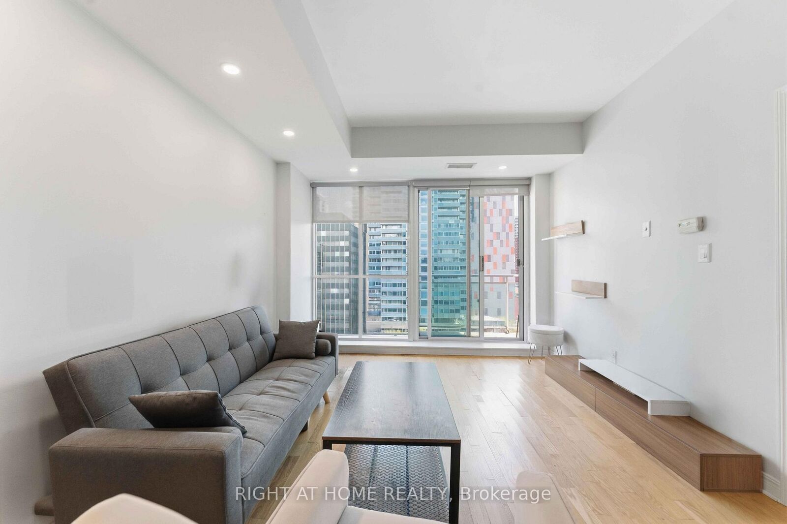 Property Photo:  134 York Street 1009  ON K1N 1K8 