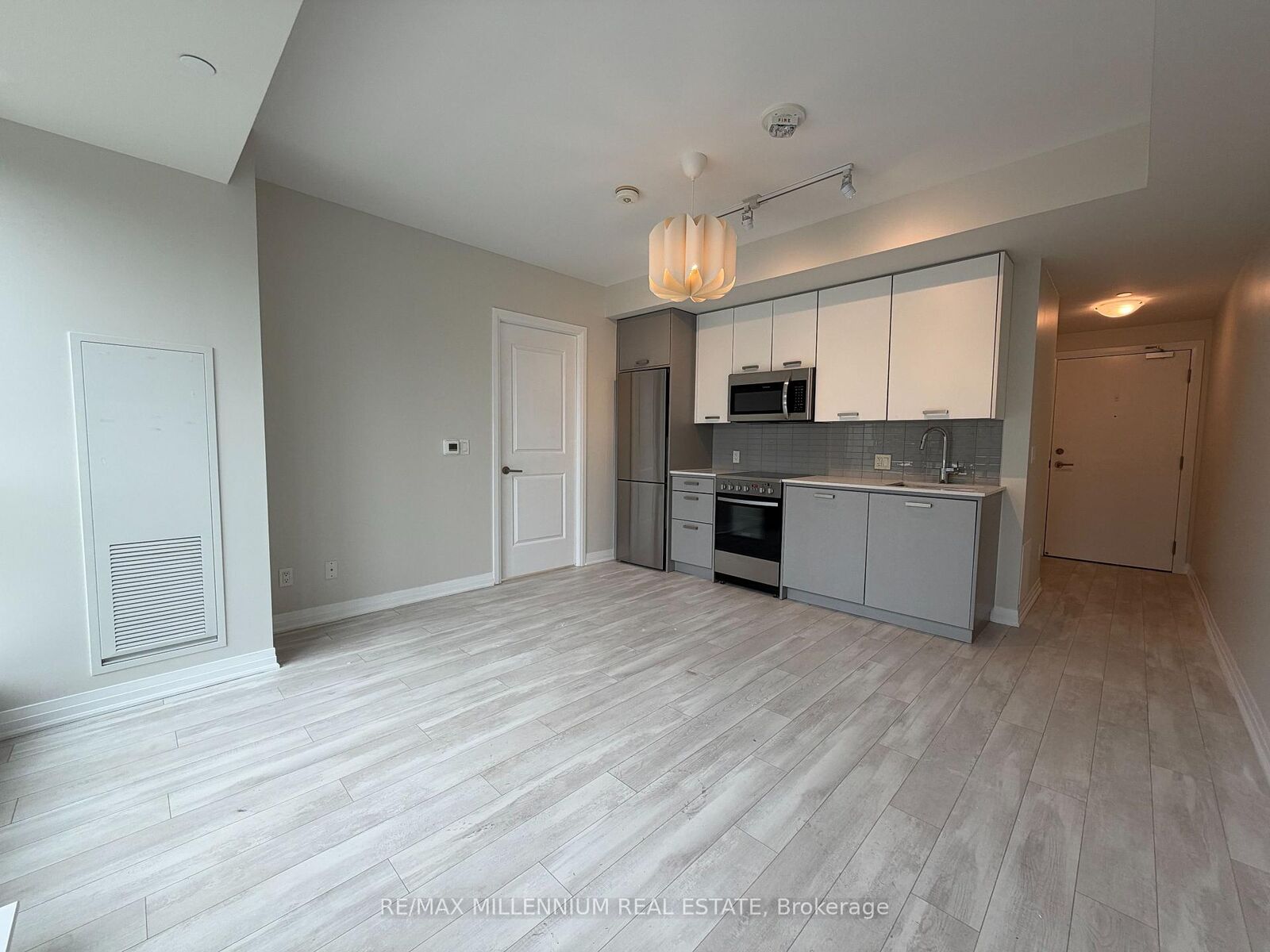 Property Photo:  1630 Queen Street E 608  ON M4L 0B3 