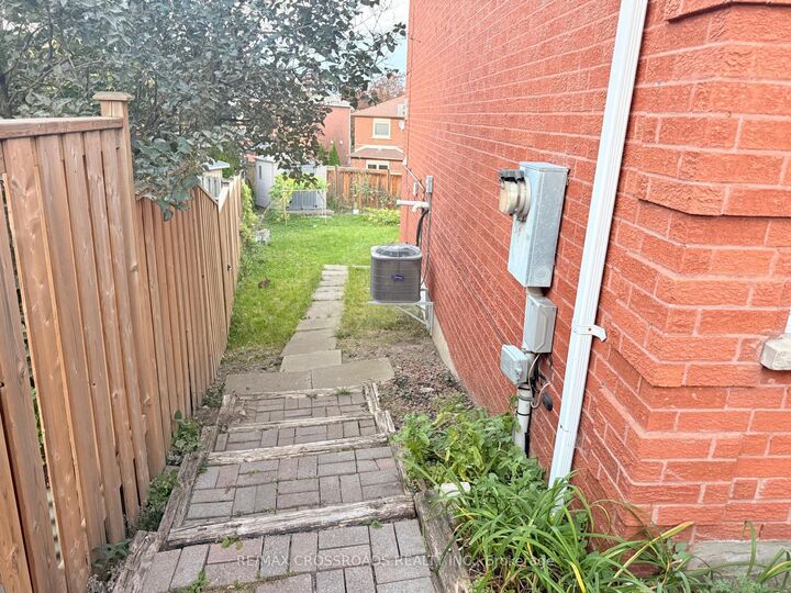 Property Photo: 21 Fernbank Place ON L1R 1S9