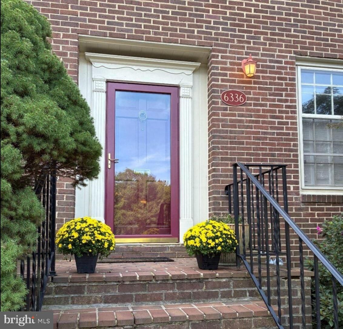 Property Photo: 6336 Olde Towne Court VA 22307