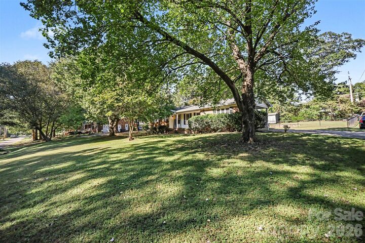Property Photo:  402 Sunset Circle  NC 28034 