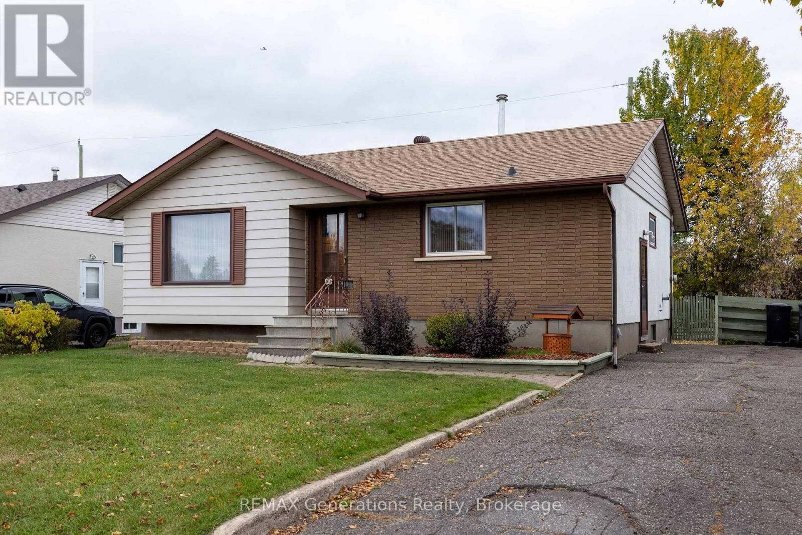 Property Photo:  403 Churchill Drive West  ON P7C 1V6 
