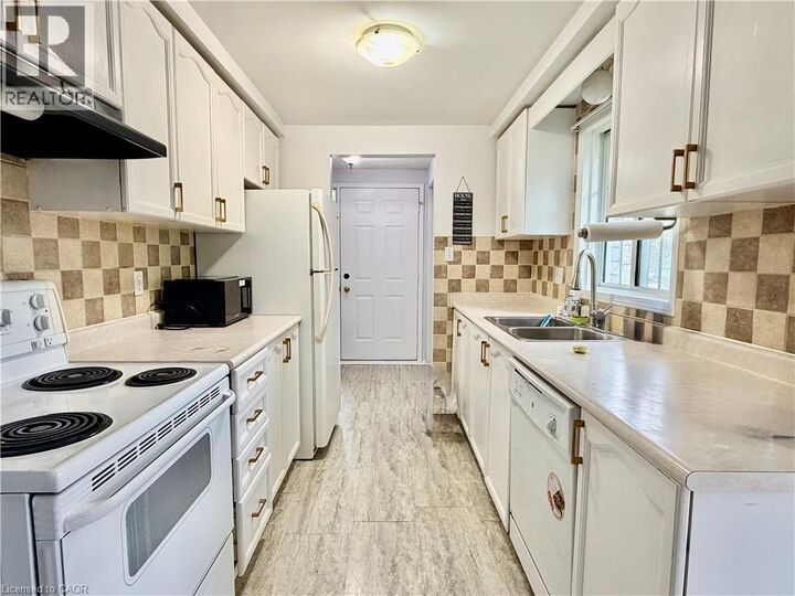 Property Photo:  624 Settlersfield Court A  ON N2T 2K7 