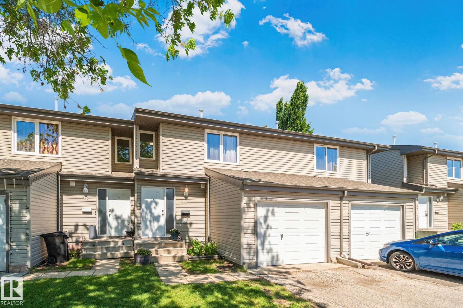 Property Photo:  41 Akinsdale Gardens  AB T8N 2W8 